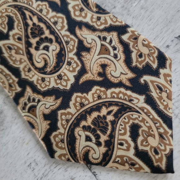 Saks Fifth Avenue Black and Sage Green Paisley Print Necktie 57 x 3.5 - Picture 4 of 10